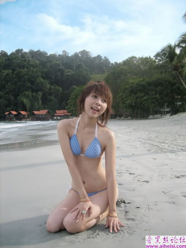少女海边换清凉泳装