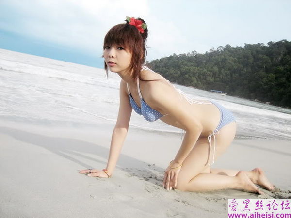 少女海边换清凉泳装