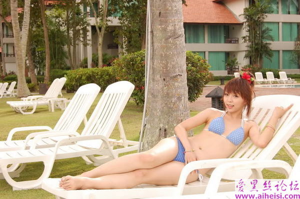 少女海边换清凉泳装