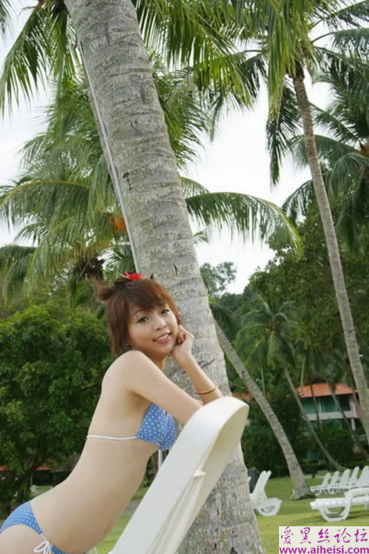 少女海边换清凉泳装