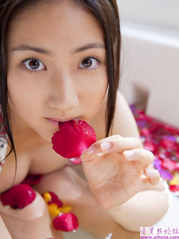 少女玫瑰花浴