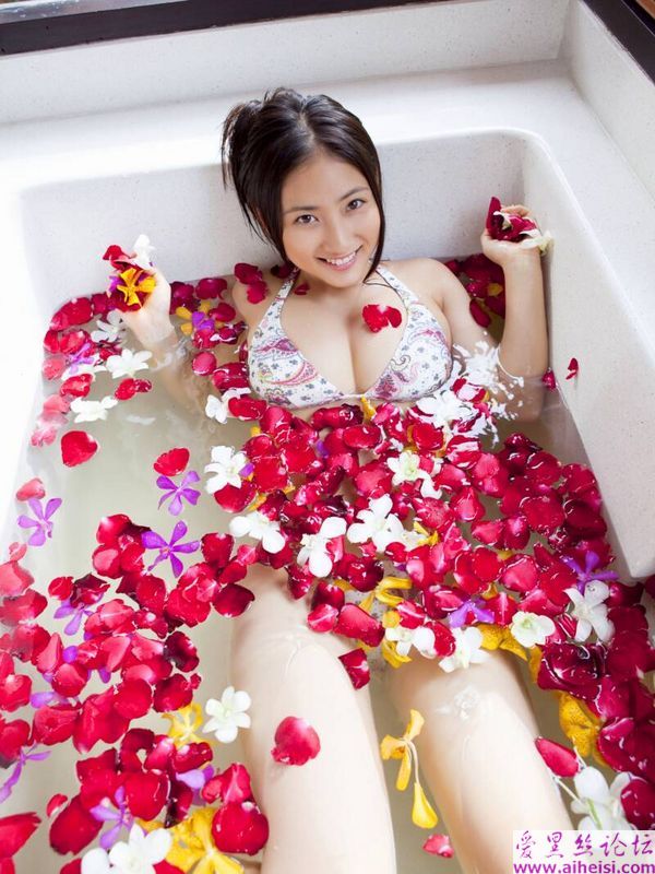 少女玫瑰花浴