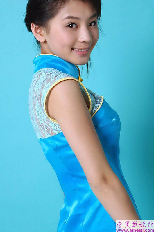 居家女孩的时装秀美女图