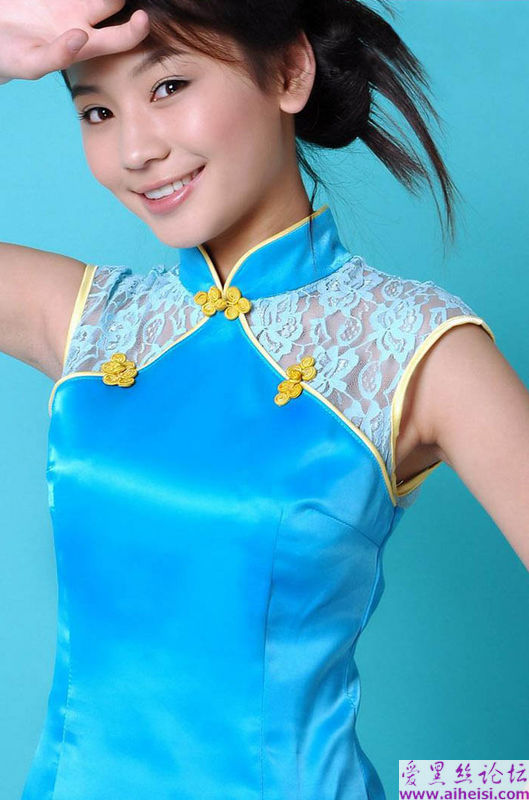 居家女孩的时装秀美女图