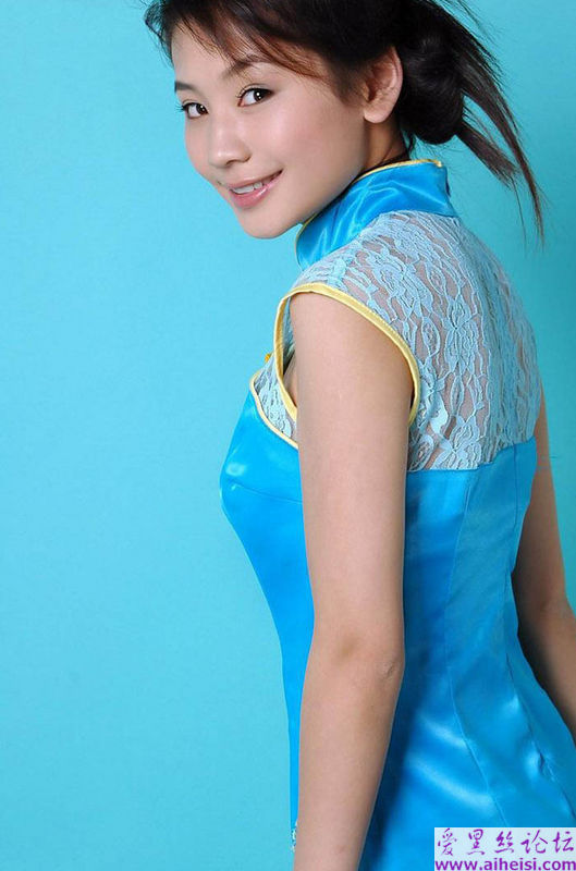 居家女孩的时装秀美女图