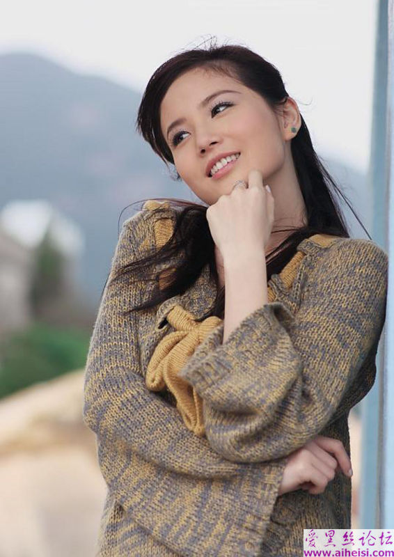 山间宾馆外的美女写生图