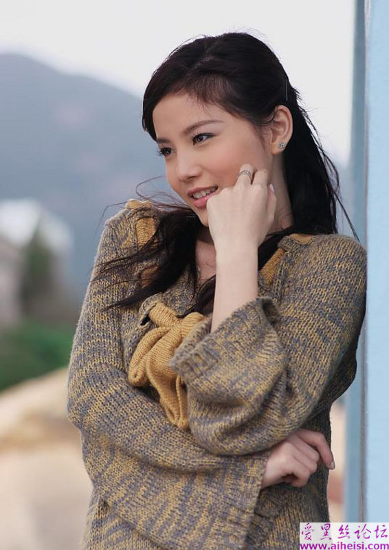 山间宾馆外的美女写生图