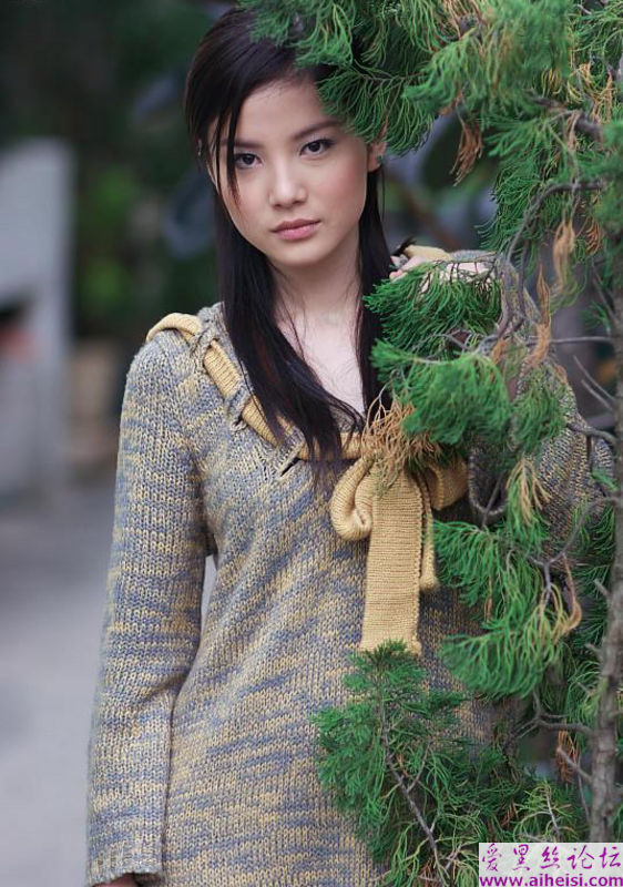 山间宾馆外的美女写生图