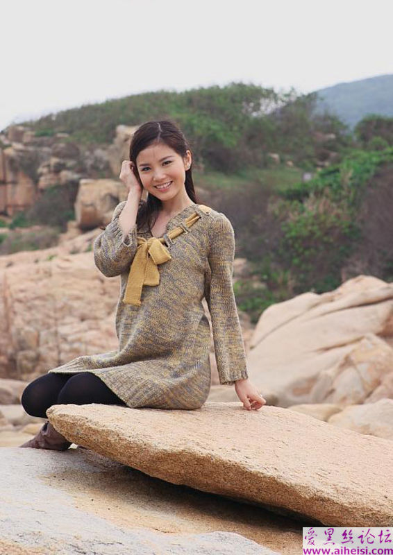 山间宾馆外的美女写生图
