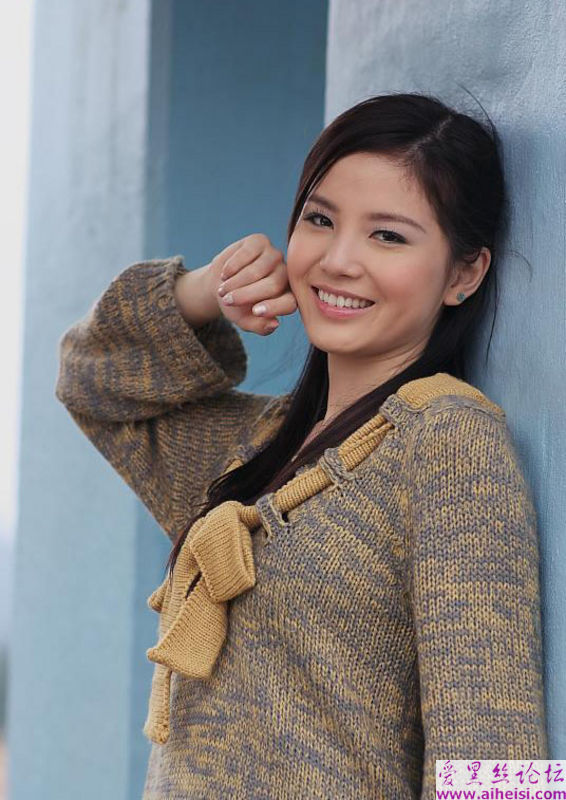 山间宾馆外的美女写生图