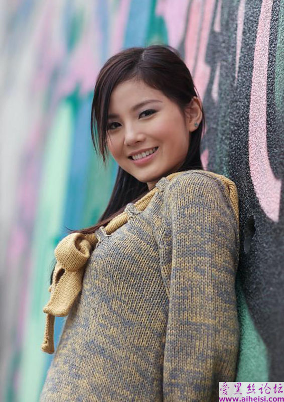 山间宾馆外的美女写生图