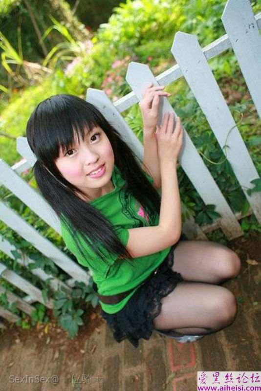 年龄很小女模特就这么诱人