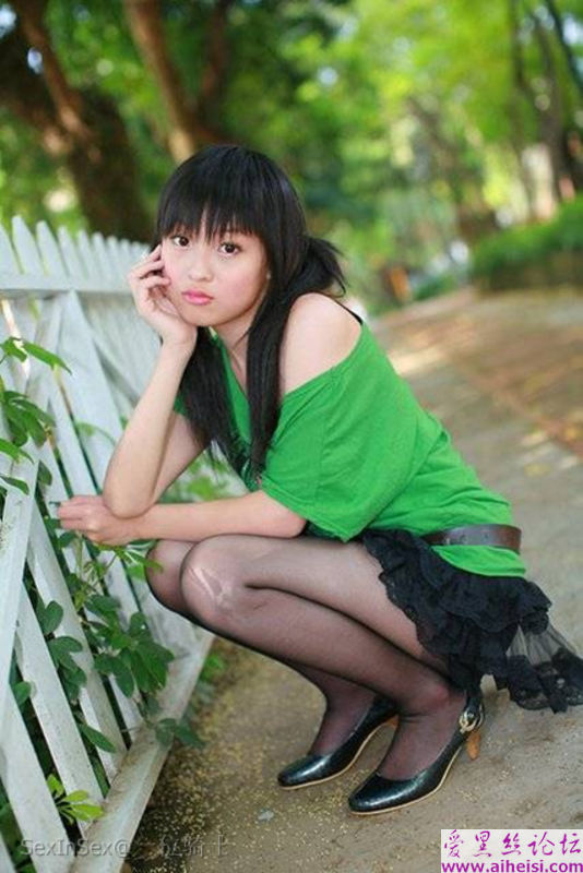 年龄很小女模特就这么诱人