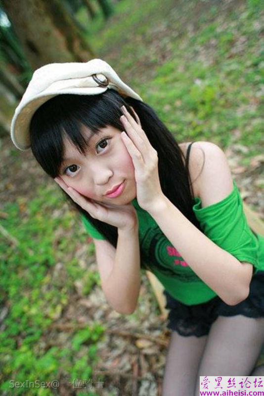 年龄很小女模特就这么诱人