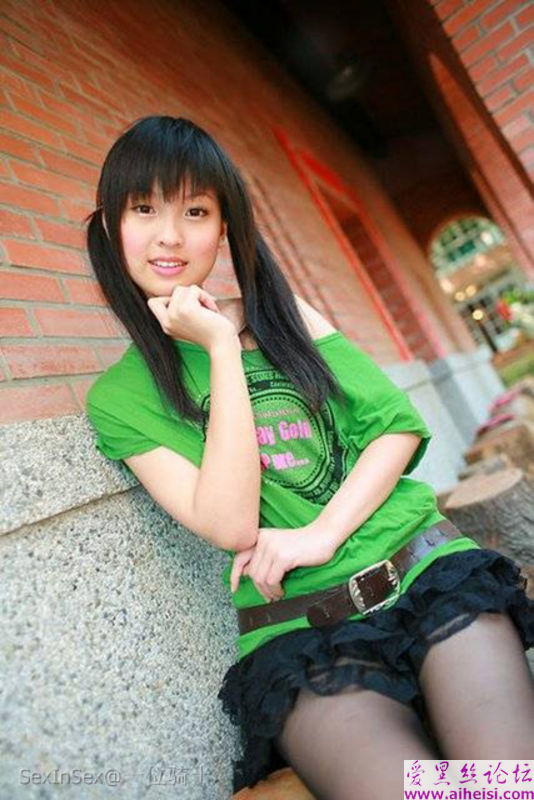 年龄很小女模特就这么诱人