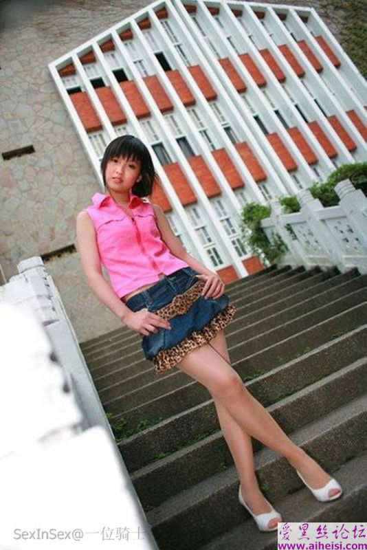 年龄很小女模特就这么诱人