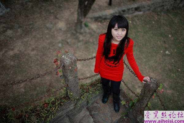 廊椅上的小女生