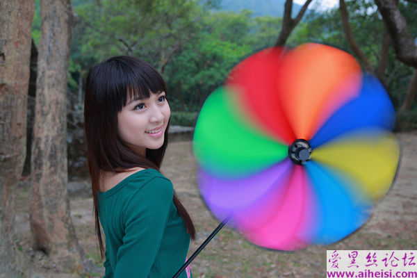 廊椅上的小女生