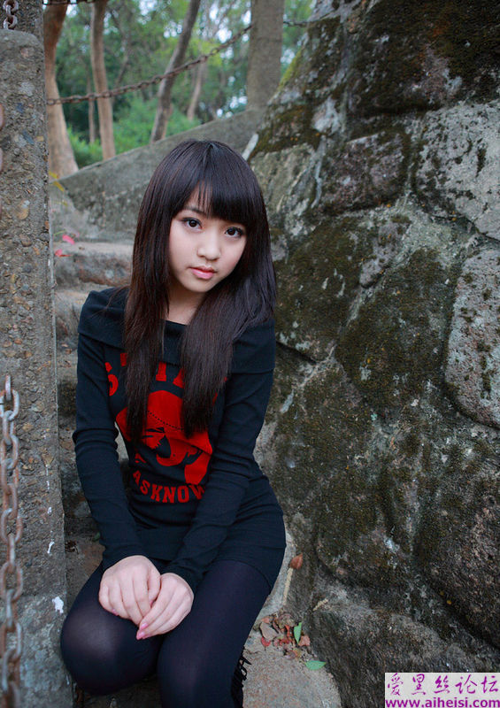 廊椅上的小女生