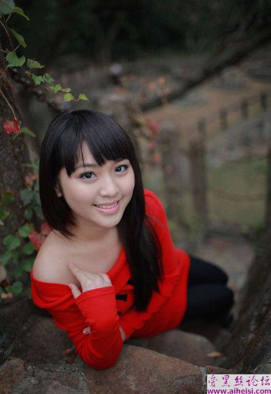 廊椅上的小女生