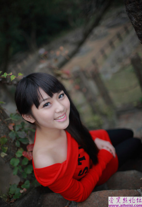 廊椅上的小女生