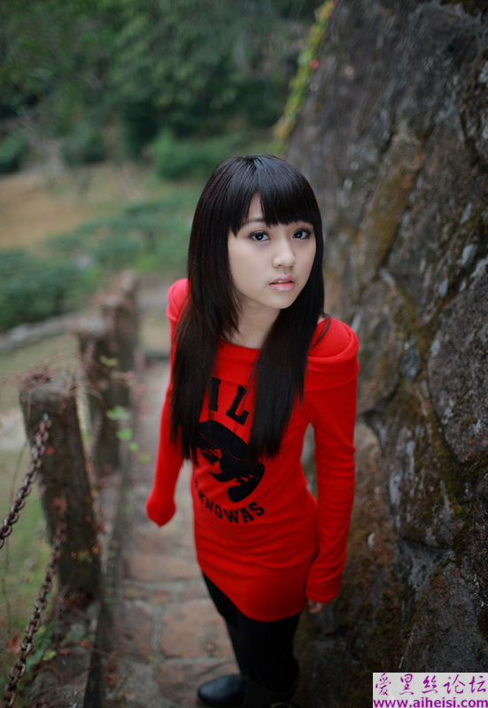 廊椅上的小女生