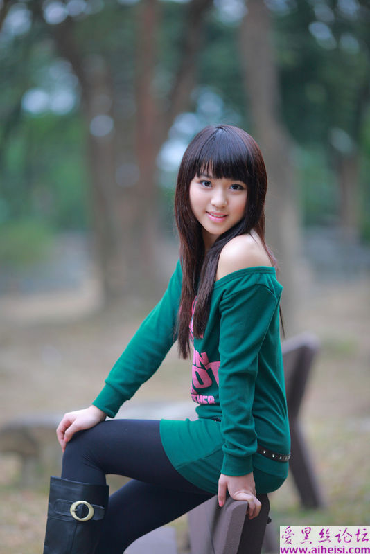 廊椅上的小女生