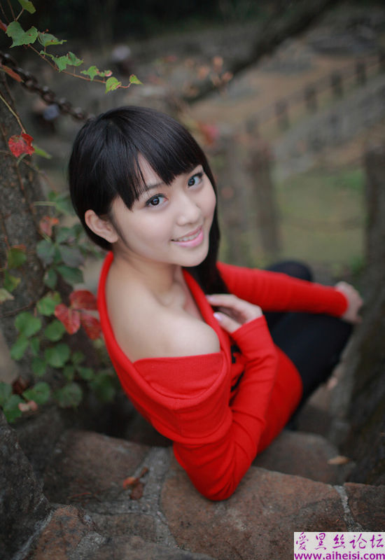 廊椅上的小女生