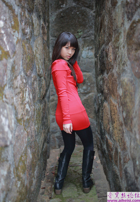 廊椅上的小女生