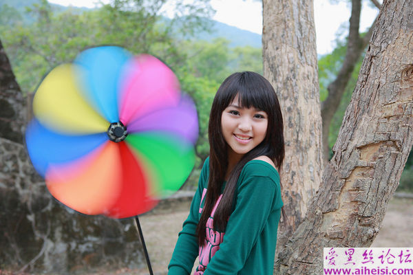 廊椅上的小女生