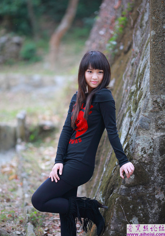廊椅上的小女生