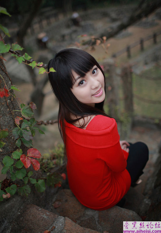 廊椅上的小女生