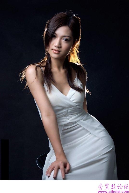 很妩媚眼神的白裙MM