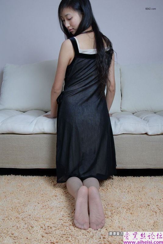 很自恋的姑娘在家乱摆弄