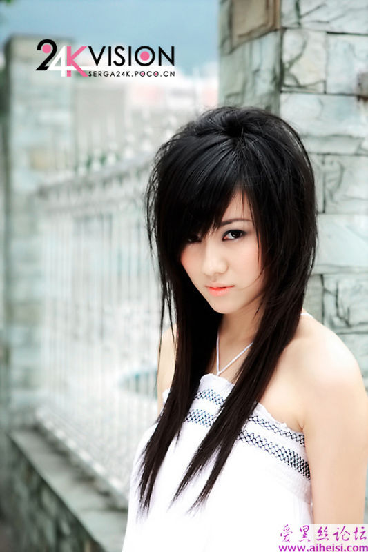 思索心事的小美女