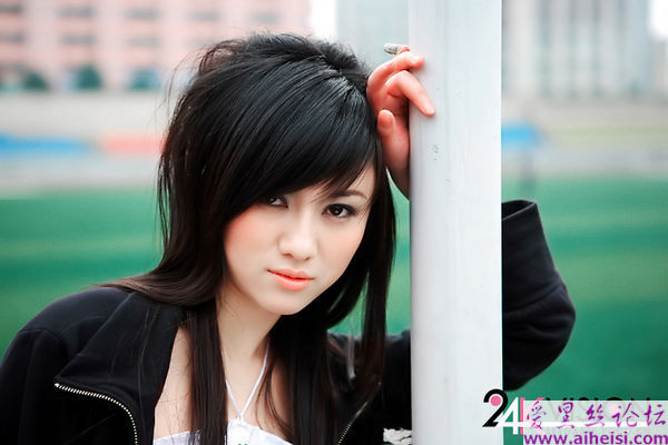 思索心事的小美女