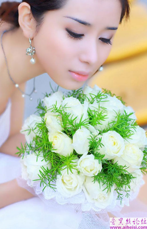 手捧鲜花的玉女