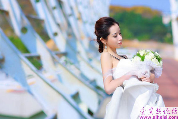 手捧鲜花的玉女