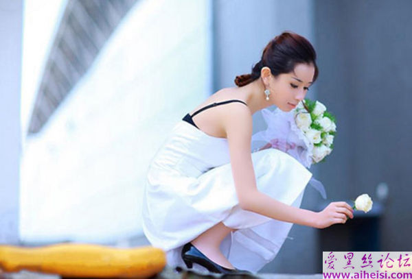 手捧鲜花的玉女