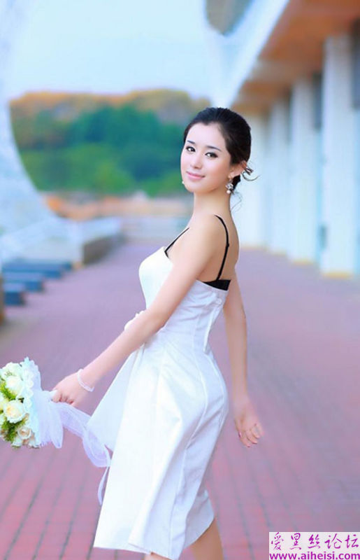 手捧鲜花的玉女