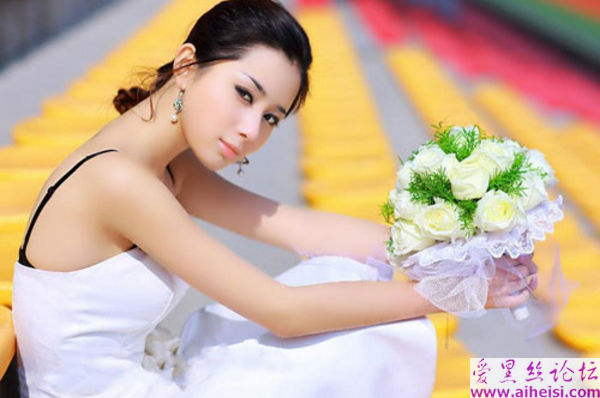 手捧鲜花的玉女