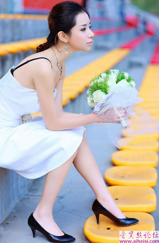 手捧鲜花的玉女