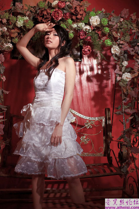 摄影棚里花藤下漂亮的美眉
