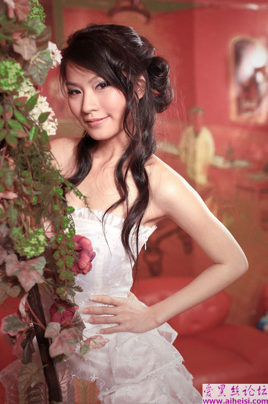 摄影棚里花藤下漂亮的美眉
