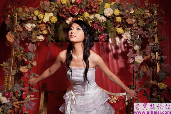 摄影棚里花藤下漂亮的美眉