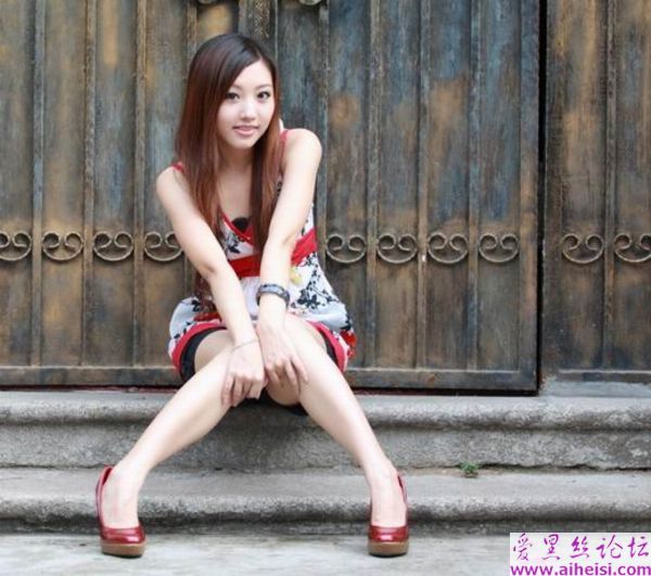 文静的大一女生
