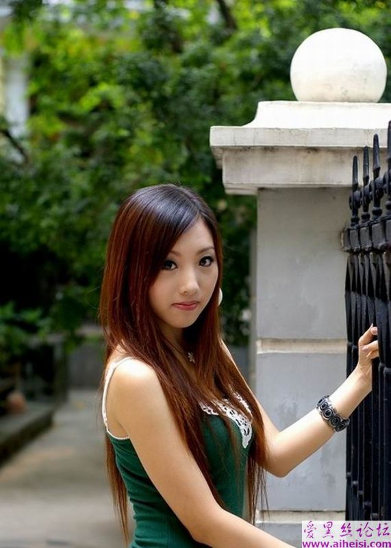 文静的大一女生