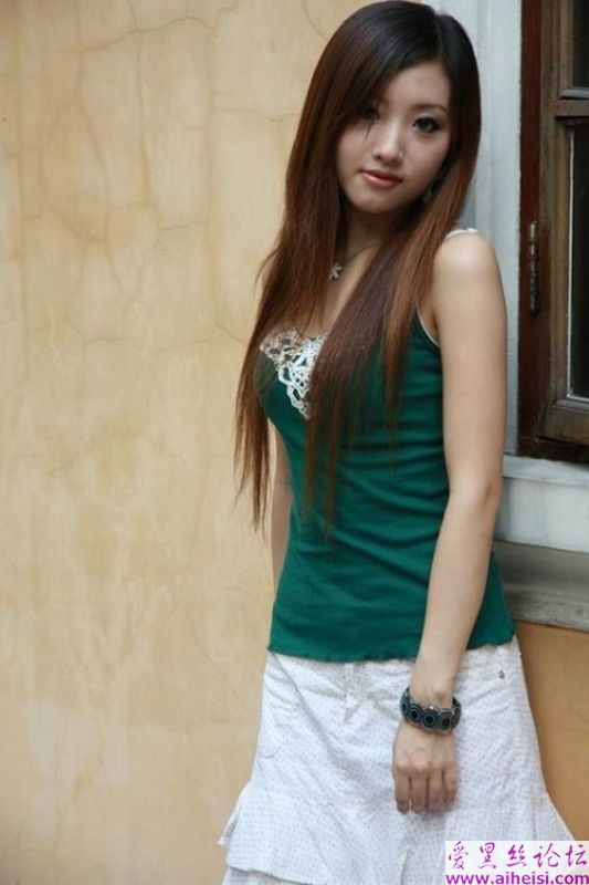 文静的大一女生