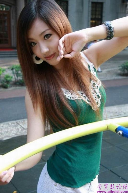 文静的大一女生