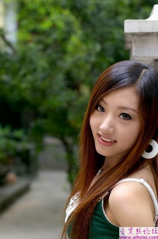 文静的大一女生